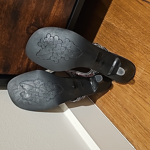 EUC Kitten Healed Sequence Sandals - Picture 4 of 4